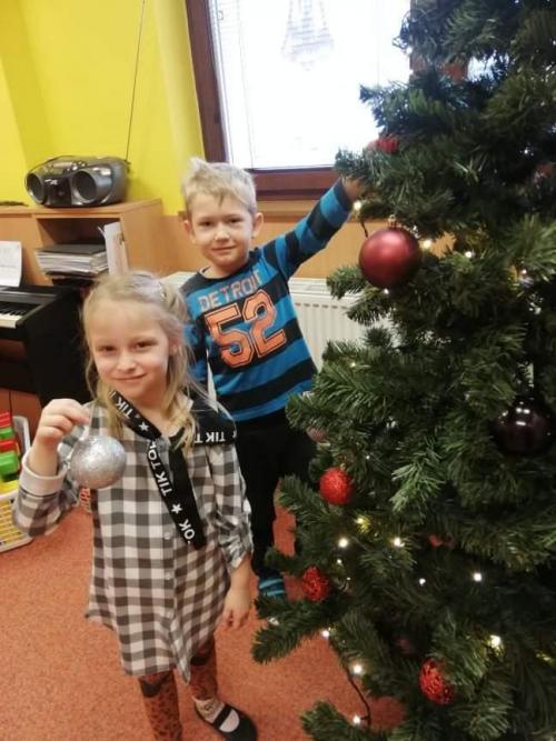 zdobíme vánoční stromeček