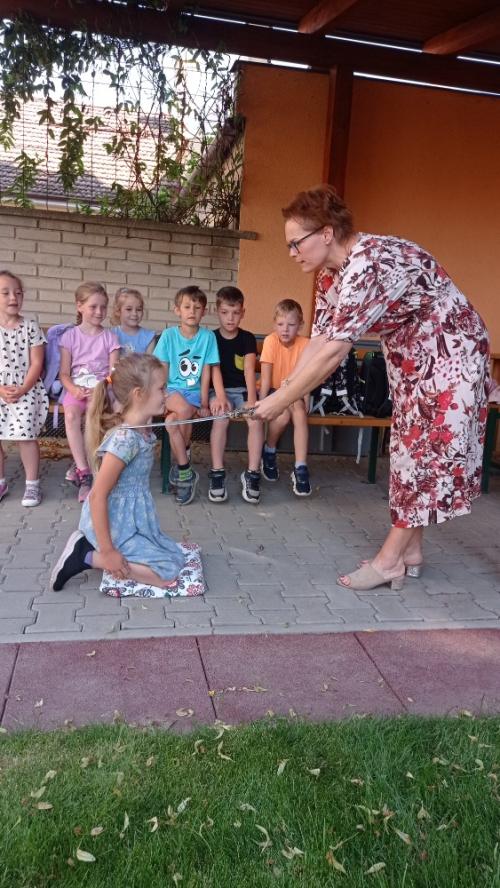pasování předškoláků na zahradě