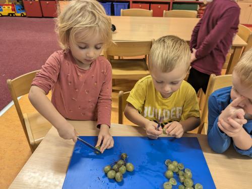 Výroba ovocného špízu