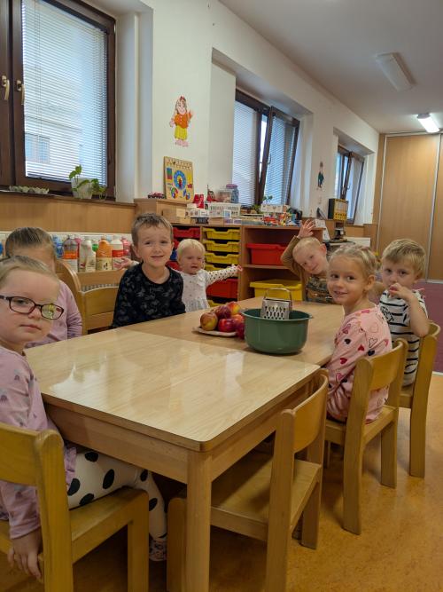 Sluníčka pečou štrúdl