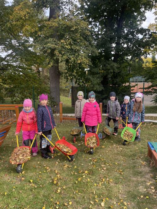Hrabání listí na školní zahradě